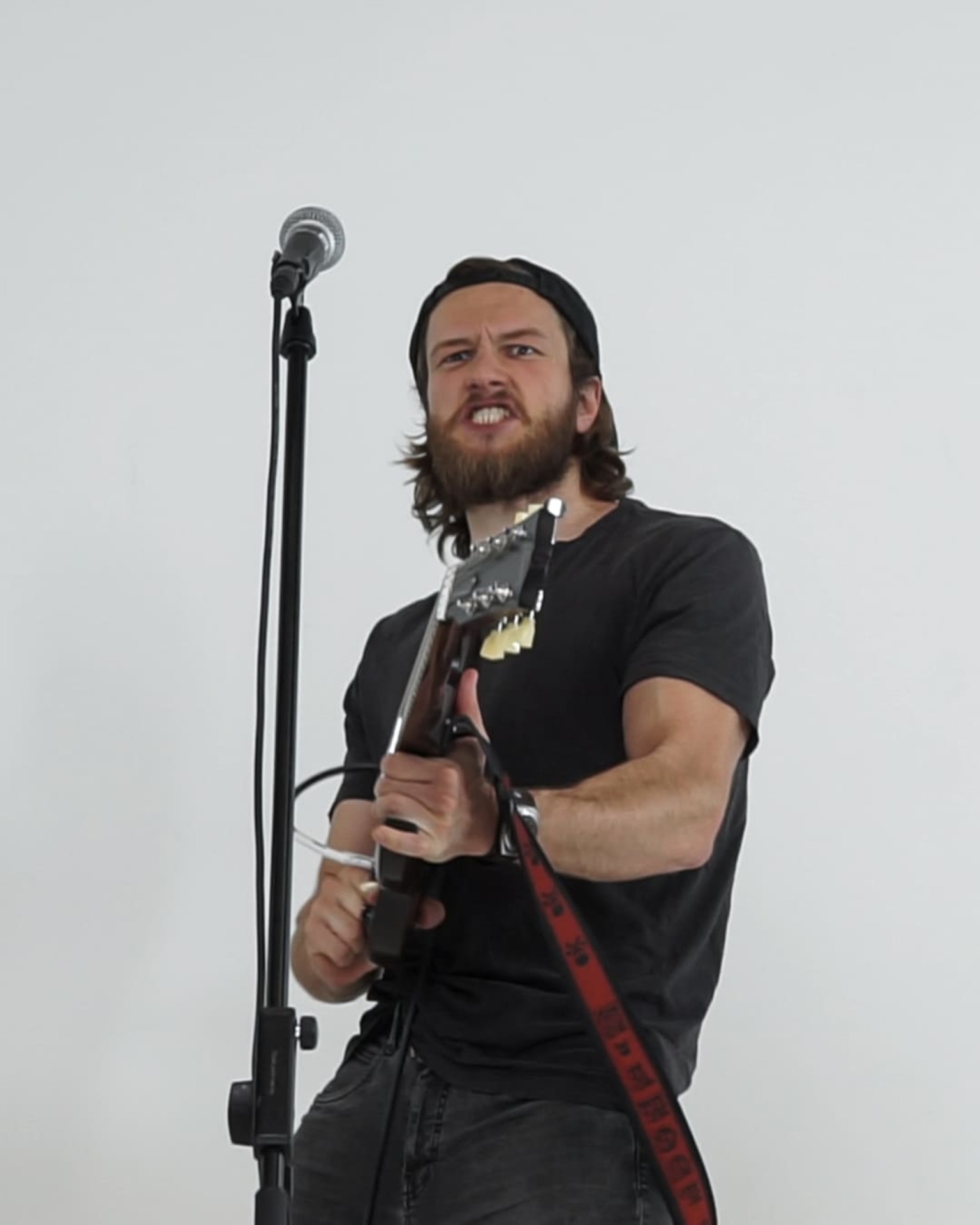 Gitarrist im Musikvideo für Qult